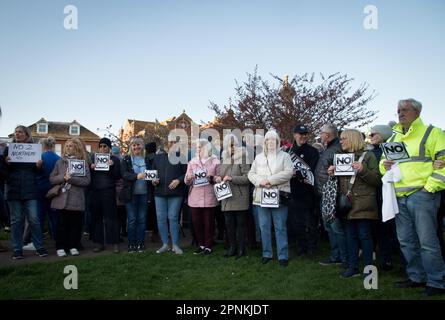 Bexhill, East Sussex, Großbritannien. 19. April 2023 Nachdem der konservative Einwanderungsminister Robert Jenrick beschlossen hatte, das ehemalige Gefängnis in Northeye in Bexhill als Unterkunft für Asylbewerber zu benennen, die mit kleinen Booten ankommen, Die Einwohner haben sich heute Abend zum zweiten Mal versammelt und fordern, dass die Entscheidung von ihrem gemeinderat und ihrem MP Huw Merriman angefochten wird. Die Redner kritisierten Merriman einige, die andeuteten, dass er eine Entscheidung zwischen der Unterstützung der Regierungspolitik und der Vertretung seiner Wähler treffe. Stockfoto