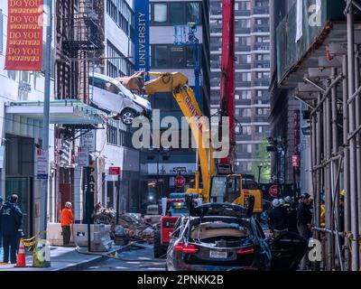 New York, New York, USA. 19. April 2023. Die Folgen des tödlichen Einsturzes des Parkhauses in der Innenstadt von NYC, als die Arbeiter beginnen, abgerissene Autos zu entfernen. Ein Garagenarbeiter wurde beim Zusammenbruch des 100 Jahre alten vierstöckigen Bauwerks im Finanzdistrikt getötet und 5 verletzt. Die Ursache wird untersucht. (Kreditbild: © Milo Hess/ZUMA Press Wire) NUR REDAKTIONELLE VERWENDUNG! Nicht für den kommerziellen GEBRAUCH! Stockfoto