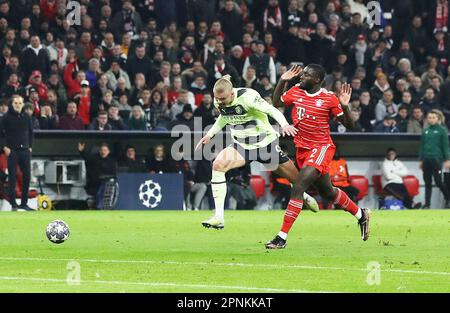 München, Deutschland. 19. April 2023. firo : 04/19/2023, Fußball, Champions League, Staffel 2022/2023, Viertelfinale Second Leg, FC Bayern München - Manchester City Duels, Duell, City Erling Haaland, FCB Dayot Upamecano, Guthaben: dpa/Alamy Live News Stockfoto