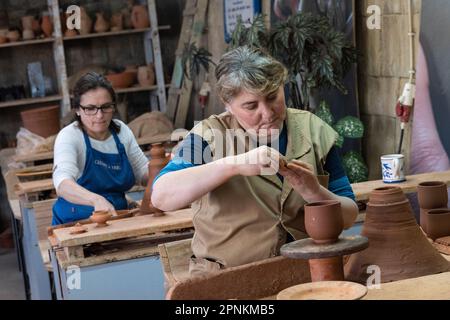 Kunsthandwerker fertigen traditionelle azoreanische Töpferwaren in der Ceramica Vieira auf der Azoreninsel Sao Miguel in Lagoa, Portugal. Ceramica Vieira ist seit 1862 im Besitz und wird von derselben Familie betrieben, die portugiesische Fliesen und handwerklich hergestellte Keramikstücke von Hand kreiert. Stockfoto