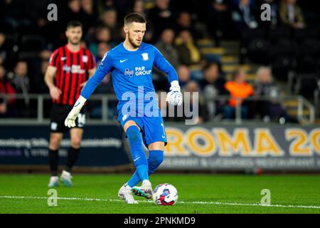 Swansea, Großbritannien. 19. April 2023. Preston North End Torwart Freddie Woodman in Aktion. EFL Skybet-Meisterschaftsspiel, Swansea City gegen Preston North End im Swansea.com Stadium in Swansea, Wales, am Mittwoch, den 19. April 2023. Dieses Bild darf nur zu redaktionellen Zwecken verwendet werden. Nur redaktionelle Verwendung, Bild von Lewis Mitchell/Andrew Orchard Sports Photography/Alamy Live News Credit: Andrew Orchard Sports Photography/Alamy Live News Stockfoto