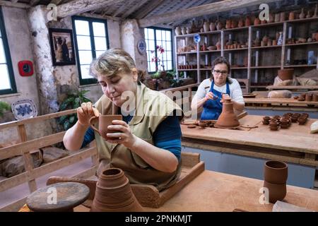 Kunsthandwerker fertigen traditionelle azoreanische Töpferwaren in der Ceramica Vieira auf der Azoreninsel Sao Miguel in Lagoa, Portugal. Ceramica Vieira ist seit 1862 im Besitz und wird von derselben Familie betrieben, die portugiesische Fliesen und handwerklich hergestellte Keramikstücke von Hand kreiert. Stockfoto