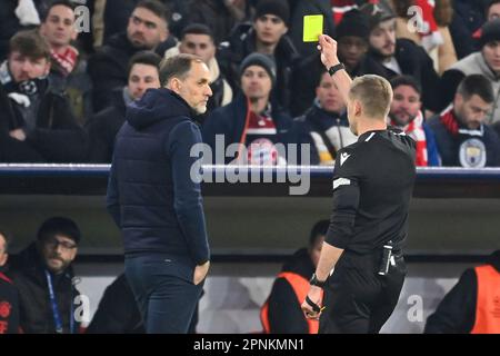 München, Deutschland. 19. April 2023. Gelbe Karte für Trainer Thomas TUCHEL (FC Bayern München) vom Schiedsrichter Clement TURPN. Fußball Champions League/Viertelfinale FC Bayern München-Manchester City (ManCity) am 19. April 2023, ALLIANZAREN A. ? Kredit: dpa/Alamy Live News Stockfoto
