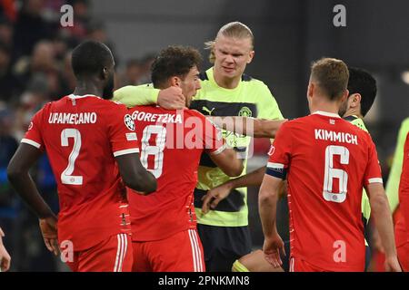 München, Deutschland. 19. April 2023. Ruffle, Streit zwischen Erling HAALAND (ManCity) und Leon GORETZKA (FC Bayern München). Fußball Champions League/Viertelfinale FC Bayern München-Manchester City (ManCity) am 19. April 2023, ALLIANZAREN A. ? Kredit: dpa/Alamy Live News Stockfoto
