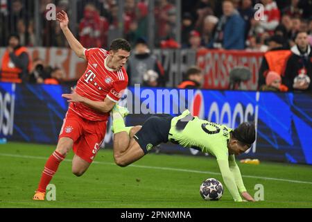 München, Deutschland. 19. April 2023. Benjamin PAVARD (FC Bayern München), Action, Duels gegen Jack GREALISH (ManCity). Fußball Champions League/Quarterfinals FC Bayern München-Manchester City (ManCity) am 19. April 2023, ALLIANZAREN A. ? Kredit: dpa/Alamy Live News Stockfoto