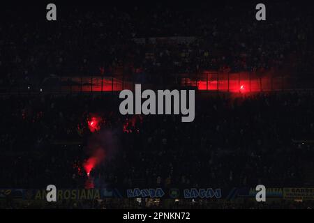 Mailand, Italien. 19. April 2023. In der zweiten Stufe unter den Fans des FC Internazionale verbrennen Leuchtfackeln, nachdem es von der dritten Stufe heruntergeregnet hat, in der Benfiuca-Fans während des Spiels der UEFA Chamions League in Giuseppe Meazza, Mailand, ihren Sitz haben. Der Bildausdruck sollte lauten: Jonathan Moscrop/Sportimage Credit: Sportimage/Alamy Live News Stockfoto