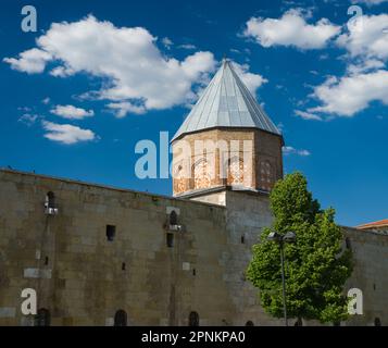 Doppel Minaret Madrasah (Türkisch; Cifte Minareli Medrese) am Sommertag in Beaituful. Das Doppel-Minaret Madrasah wurde 1271 im Zentrum von Sivas erbaut Stockfoto