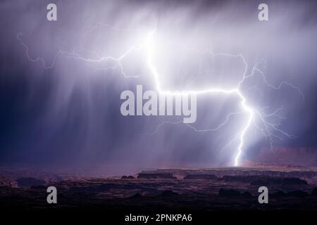 Massiver Blitz von einem Monsunsturm im Canyonlands National Park, Utah Stockfoto