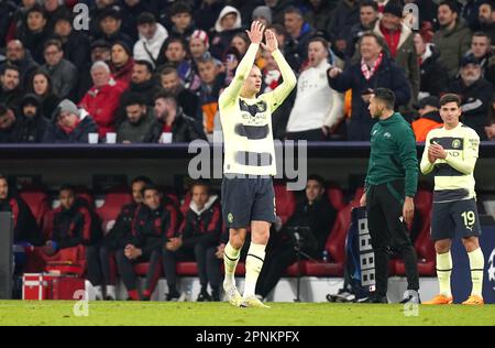 Erling Haaland von Manchester City lobt die Fans, nachdem sie beim Viertelfinale der UEFA Champions League in der Allianz Arena in München den Teamkollegen Julian Alvarez (rechts) ersetzt haben. Bilddatum: Mittwoch, 19. April 2023. Stockfoto