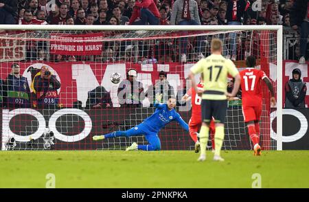 Der Joshua Kimmich (versteckt) von Bayern München erzielt beim Viertelfinale der UEFA Champions League in der Allianz Arena in München einen Elfmeterkick. Bilddatum: Mittwoch, 19. April 2023. Stockfoto