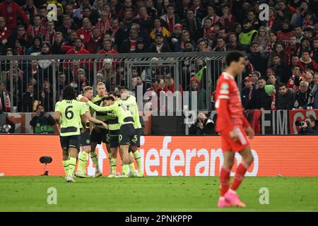 München, Deutschland. 19. April 2023. Fußball: Champions League, Bayern München - Manchester City, K.o.-Runde, Viertelfinale, zweite Etappe in der Allianz Arena, Manchester Citys Erling Haaland (3. von links) feiert sein Tor für 0:1 mit Teamkollegen. Kredit: Sven Hoppe/dpa/Alamy Live News Stockfoto