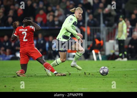 München, Deutschland. 19. April 2023. Dayot Upamecano aus München und Erling Haaland (R) aus Manchester City kämpfen während des Viertelfinals der UEFA Champions League in der Allianz Arena um den Ball. Kredit: Matthias Balk/dpa/Alamy Live News Stockfoto