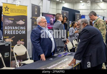 Warren, Michigan, USA. 19. April 2023. Die Michigan Defense Exposition ermöglicht es militärischen Auftragnehmern, ihre Produkte zu vermischen. Kredit: Jim West/Alamy Live News Stockfoto