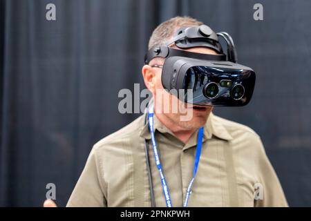 Warren, Michigan, USA. 19. April 2023. Die Michigan Defense Exposition ermöglicht es militärischen Auftragnehmern, ihre Produkte zu vermischen.RAVE Computer zeigte sein Virtual-Reality-System. Kredit: Jim West/Alamy Live News Stockfoto