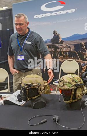 Warren, Michigan, USA. 19. April 2023. Die Michigan Defense Exposition ermöglichte es militärischen Auftragnehmern, ihre Produkte zu vermischen. OPS-Core hat Militärhelme ausgestellt. Kredit: Jim West/Alamy Live News Stockfoto