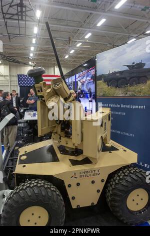 Warren, Michigan, USA. 19. April 2023. Die Michigan Defense Exposition ermöglicht es militärischen Auftragnehmern, ihre Produkte zu vermischen. Pratt Miller Defense stellte seine flexible Roboterplattform vor. Kredit: Jim West/Alamy Live News Stockfoto