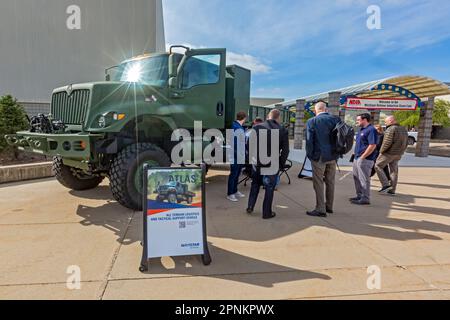 Warren, Michigan, USA. 19. April 2023. Die Michigan Defense Exposition ermöglicht es militärischen Auftragnehmern, ihre Produkte zu vermischen. Navistar Defense zeigte seinen Atlas mit seiner Terrain-Logistik und seinem taktischen Hilfsfahrzeug. Kredit: Jim West/Alamy Live News Stockfoto