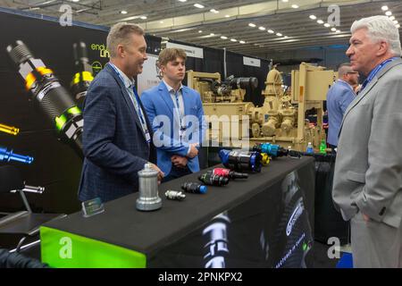 Warren, Michigan, USA. 19. April 2023. Die Michigan Defense Exposition ermöglicht es militärischen Auftragnehmern, ihre Produkte zu vermischen. Kredit: Jim West/Alamy Live News Stockfoto