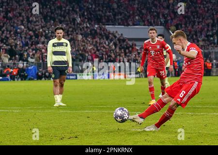 München, Deutschland. 19. April 2023. MÜNCHEN, DEUTSCHLAND - APRIL 19: Joshua Kimmich vom FC Bayern München erzielt beim UEFA Champions League Quarterfinal Second Leg Match zwischen dem FC Bayern München und Manchester City am 19. April 2023 in München das erste Tor des Teams (Foto von Rene Nijhuis/Orange Pictures) Guthaben: Orange Pics BV/Alamy Live News Stockfoto