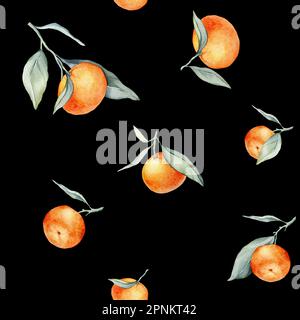 Nahtlose, wässrige Zitrusfrüchte und Blätter. Grüne Blätter und Orangenfrüchte auf schwarzem Hintergrund. Nahtlose Aquarelle von Mandarinen und Orangen Stockfoto