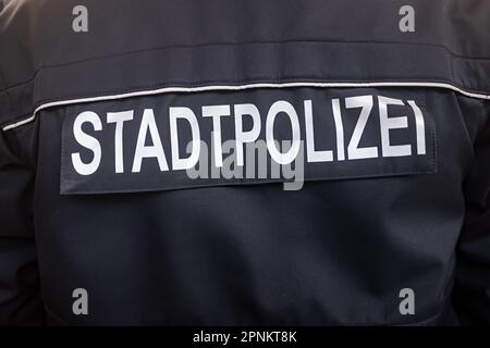 Stadtpolizei-Inschrift auf deutscher Stadtpolizei (Stadtpolizei bedeutet Stadtpolizei in deutscher Sprache) kugelsichere Weste. Stockfoto