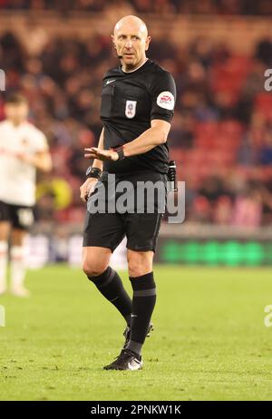 Middlesbrough, Großbritannien. 19. April 2023. Schiedsrichter Andy Davies beim Sky Bet Championship-Spiel Middlesbrough vs Hull City im Riverside Stadium, Middlesbrough, Großbritannien, 19. April 2023 (Foto von Nigel Roddis/News Images) in Middlesbrough, Großbritannien, am 4./19. April 2023. (Foto: Nigel Roddis/News Images/Sipa USA) Guthaben: SIPA USA/Alamy Live News Stockfoto