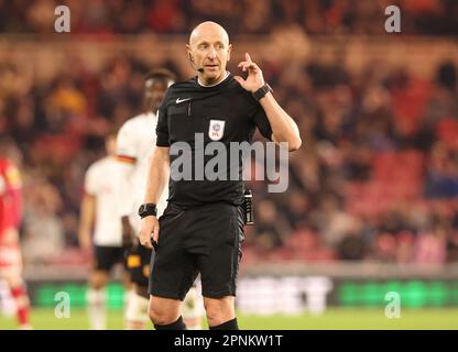 Middlesbrough, Großbritannien. 19. April 2023. Schiedsrichter Andy Davies beim Sky Bet Championship-Spiel Middlesbrough vs Hull City im Riverside Stadium, Middlesbrough, Großbritannien, 19. April 2023 (Foto von Nigel Roddis/News Images) in Middlesbrough, Großbritannien, am 4./19. April 2023. (Foto: Nigel Roddis/News Images/Sipa USA) Guthaben: SIPA USA/Alamy Live News Stockfoto