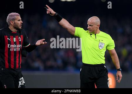 Neapel, Italien. 18. April 2023. Schiedsrichter Szymon Marciniak Gesten während des UEFA Champions League-Spiels zwischen Neapel und AC Mailand am 18. April 2023 im Stadio Diego Armando Maradona, Neapel, Italien. Kredit: Giuseppe Maffia/Alamy Live News Stockfoto