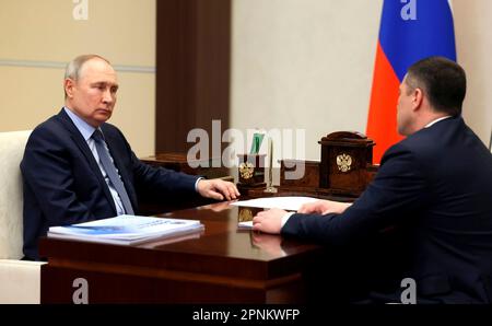 Novo-Ogaryovo, Russland. 18. April 2023. Der russische Präsident Wladimir Putin hält vom offiziellen Präsidentschaftssitz in Novo-Ogaryovo am 18. April 2023 in Moskau, Russland, ein persönliches Treffen mit dem Gouverneur der Region Pskow, Michail Vedernikov, ab. Kredit: Mikhail Klimentyev/Kremlin Pool/Alamy Live News Stockfoto