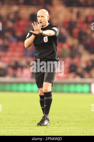 Middlesbrough, Großbritannien. 19. April 2023. Schiedsrichter Andy Davies beim Sky Bet Championship-Spiel Middlesbrough vs Hull City im Riverside Stadium, Middlesbrough, Großbritannien, 19. April 2023 (Foto von Nigel Roddis/News Images) in Middlesbrough, Großbritannien, am 4./19. April 2023. (Foto: Nigel Roddis/News Images/Sipa USA) Guthaben: SIPA USA/Alamy Live News Stockfoto