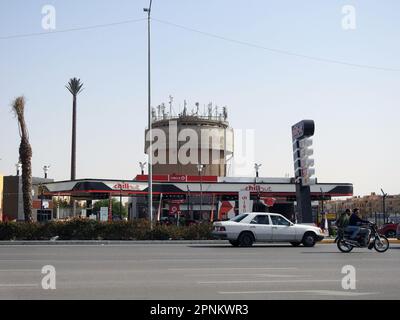 Kairo, Ägypten, April 18 2023: Chill Gas and Oil Station, eine Tankstelle im neuen Kairo Egypt mit Geschäften und Restaurants im Bahnhof, und Stockfoto