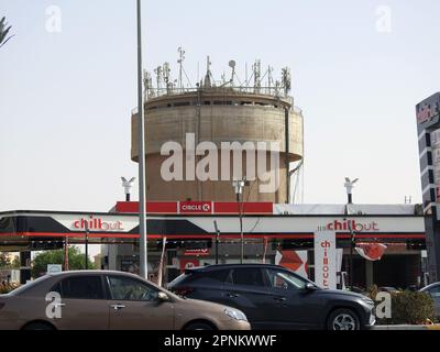 Kairo, Ägypten, April 18 2023: Chill Gas and Oil Station, eine Tankstelle im neuen Kairo Egypt mit Geschäften und Restaurants im Bahnhof, und Stockfoto