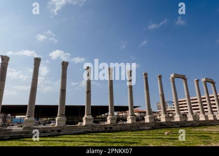 Agora Ören Yeri in Izmir, Türkei, ist eine herrliche antike Stätte, die die Überreste eines einst großen Marktplatzes und kulturellen Knotenpunkts zeigt. Besucher können das Stockfoto