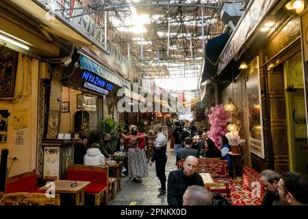 Der Kemeralti-Markt in Izmir, Türkei, ist ein lebhafter und lebendiger Basar, der eine große Auswahl an Waren von traditionellen türkischen Keramiken und Gewürzen bis hin zu Mod bietet Stockfoto