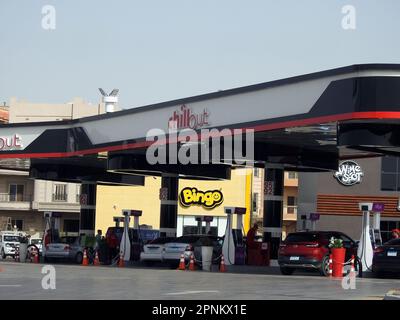 Kairo, Ägypten, April 18 2023: Chill Gas and Oil Station, eine Tankstelle im neuen Kairo Egypt mit Geschäften und Restaurants im Bahnhof, und Stockfoto