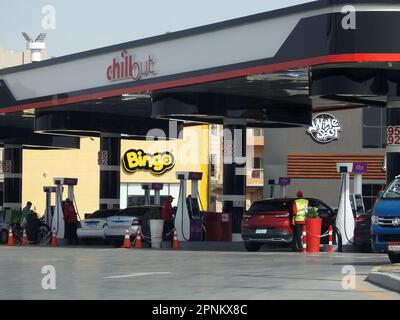 Kairo, Ägypten, April 18 2023: Chill Gas and Oil Station, eine Tankstelle im neuen Kairo Egypt mit Geschäften und Restaurants im Bahnhof, und Stockfoto