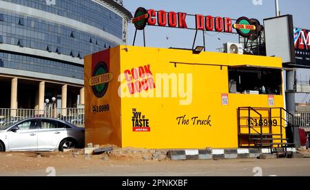 Kairo, Ägypten, April 18 2023: Cook Door Street Fast Food Truck, Cook Door ist eine Kette von Fast Food Restaurants in Kairo, Ägypten, einem der ägyptischen fas Stockfoto