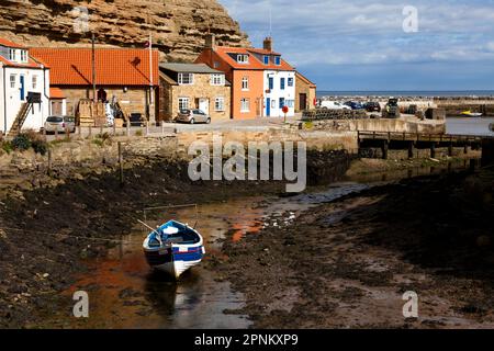 Ebbe im Fischerdorf Staithes an der Küste von North Yorkshire, England, Großbritannien Stockfoto