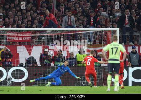 München, Deutschland. 19. April 2023. Fußball: Champions League, Bayern München - Manchester City, K.o.-Runde, Viertelfinale, zweite Etappe in der Allianz Arena, Münchens Joshua Kimmich (M) trifft auf Elfmeterball und schafft es zwischen 1 und 1. Kredit: Matthias Balk/dpa/Alamy Live News Stockfoto