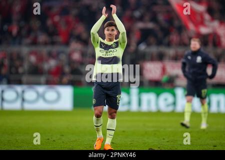 München, Deutschland. 19. April 2023. MÜNCHEN, DEUTSCHLAND - APRIL 19: Julian Alvarez von Manchester City applaudiert den Fans nach dem UEFA Champions League Quarterfinal Second Leg Match zwischen dem FC Bayern München und Manchester City in der Allianz Arena am 19. April 2023 in München (Foto von Rene Nijhuis/Orange Pictures) Guthaben: Orange Pics BV/Alamy Live News Stockfoto