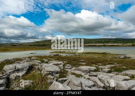 Malerischer Blick auf den Lough Gaelan Lake im Burren National Park, County Clare, Irland Stockfoto