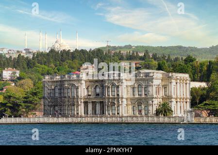 Ein Beylerbeyi-Palast aus der osmanischen Ära aus dem Jahr 1865, an einem Sommertag an der asiatischen Küste der Bosporus-Straße nördlich der Bosporus-Brücke, Istanbul, Türkei Stockfoto