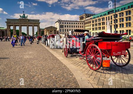 Berlin - 30. April 2014: Pferdekutsche vor dem Brandenburger Tor in Berlin. Stockfoto