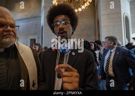 Nashville, Usa. 17. April 2023. NASHVILLE, TENNESSEE - 17. APRIL: Waffensicherheitsorganisationen, Aktivisten und Studenten schließen sich lokalen und nationalen Glaubensführern zu einem "moralischen Montag?" an. Rallye zur Bekämpfung von Waffengewalt am 17. April 2023 in Nashville, Tennessee. Nach der Schießerei an der Covenant School in der Green Hills Nachbarschaft Nashville haben sich Organisationen in den USA mobilisiert Vertreter: Justin Jones? (?D-Nashville?) und ?U.S. Vertreter: Justin J. Pearson? (??D-Memphis?)? Wer hat gezeichnet? "Nationale Aufmerksamkeit? "Die Durchsetzung von Gesetzen zur Waffensicherheit. Kredit: SIPA USA/Alamy Live News Stockfoto