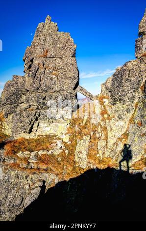 Silhouette des Wanderer in den polnischen Tatra-Bergen. Schatten eines Wanderers auf den Felsen während einer Bergwanderung. Stockfoto