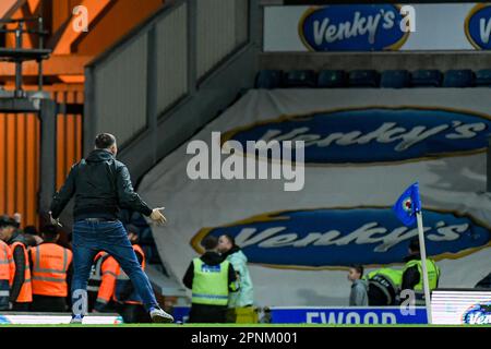 Blackburn, Großbritannien. 19. April 2023. Coventry-Fan betritt das Spielfeld während des Sky Bet Championship-Spiels Blackburn Rovers gegen Coventry City in Ewood Park, Blackburn, Großbritannien, 19. April 2023 (Foto von Ben Roberts/News Images) in Blackburn, Großbritannien, am 4./19. April 2023. (Foto: Ben Roberts/News Images/Sipa USA) Guthaben: SIPA USA/Alamy Live News Stockfoto