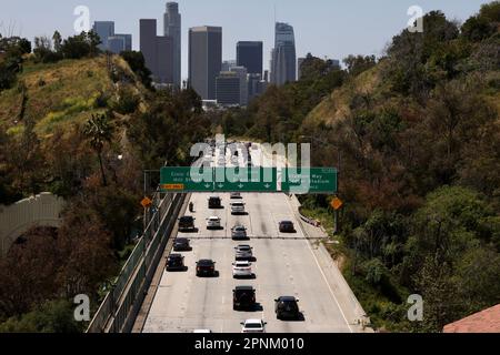 (230419) -- LOS ANGELES, 19. April 2023 (Xinhua) -- Fahrzeuge fahren am 19. April 2023 entlang einer Autobahn in Los Angeles, Kalifornien, USA. Fast 120 Millionen Menschen in den Vereinigten Staaten, oder mehr als jeder dritte, leben in Gebieten mit ungesunder Luftqualität, und Menschen mit Farbe sind überproportional betroffen, laut einem neuen Bericht, der am Mittwoch veröffentlicht wurde. Der Bericht „State of the Air“ 2023, der von der American Lung Association veröffentlicht wurde, stellt fest, dass nach Jahrzehnten des Fortschritts bei der Beseitigung von Luftverschmutzungsquellen immer noch etwa 119,6 Millionen Amerikaner an Orten leben, an denen die Noten für ununbrauchbar sind Stockfoto