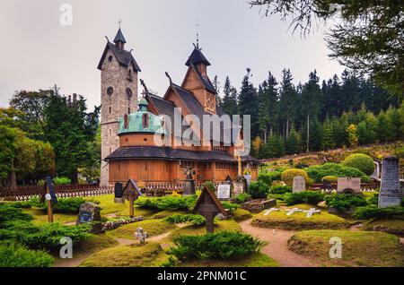 Karpacz, Polen - 1. Oktober 2014: Tempel Wang in Karpacz, Polen. Die norwegische Kirche wurde in die Stadt Karpacz im Karkonosze-Berg verlegt Stockfoto