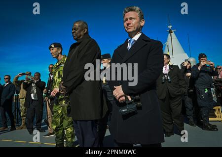 Schwedischer Verteidigungsminister, Pat Jonson, Verteidigungsminister Lloyd J. Austin III, schwedischer Marinevorsteher, Konteradmiral Ewa Ann-Sofi Skoog Haslum und Oberster Befehlshaber der schwedischen Streitkräfte, General Micael Bydén Tour die schwedische Visby-Class Corvette, HSwMS Härnösum und (K33) Marinestützpunkt Musko, Schweden, 19. April, Marinestützpunkt, 2023. Während seines Aufenthalts in Schweden wird Außenminister Austin sicherheitsbezogene Themen von beiderseitigem Interesse zwischen den beiden Nationen erörtern und mit hochrangigen schwedischen Verteidigungs- und Regierungsvertretern sprechen. Von Stockholm aus wird Außenminister Austin nach Deutschland reisen, wo er und der Vorsitzende der Generalstabschefs von Stockfoto