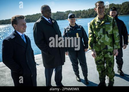 Schwedischer Verteidigungsminister, Pat Jonson, Verteidigungsminister Lloyd J. Austin III, schwedischer Marinevorsteher, Konteradmiral Ewa Ann-Sofi Skoog Haslum und Oberster Befehlshaber der schwedischen Streitkräfte, General Micael Bydén Tour die schwedische Visby-Class Corvette, HSwMS Härnösum und (K33) Marinestützpunkt Musko, Schweden, 19. April, Marinestützpunkt, 2023. Während seines Aufenthalts in Schweden wird Außenminister Austin sicherheitsbezogene Themen von beiderseitigem Interesse zwischen den beiden Nationen erörtern und mit hochrangigen schwedischen Verteidigungs- und Regierungsvertretern sprechen. Von Stockholm aus wird Außenminister Austin nach Deutschland reisen, wo er und der Vorsitzende der Generalstabschefs von Stockfoto